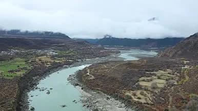 广阔的大地长江的源头缭绕的白云视频的预览图